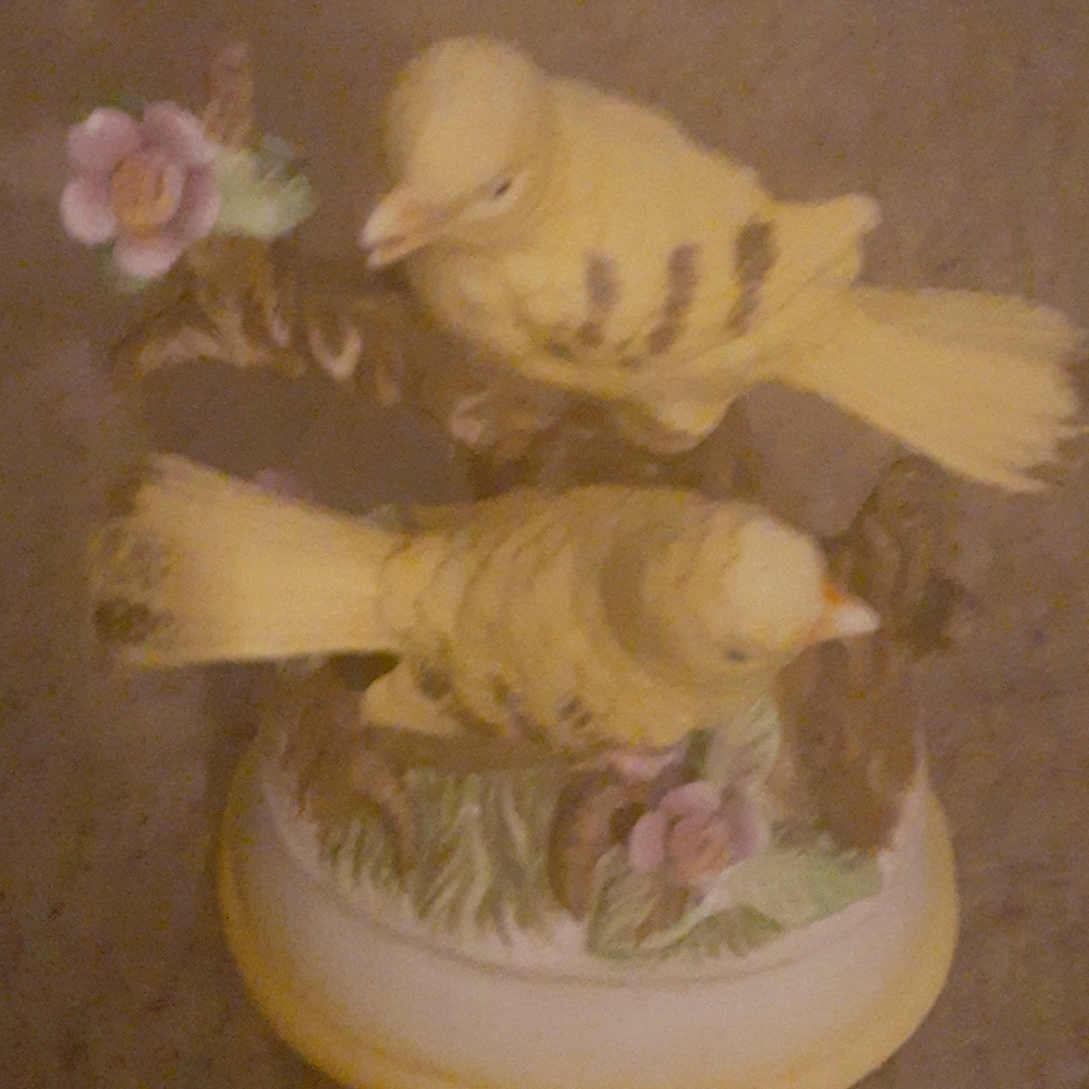 Birds figurine